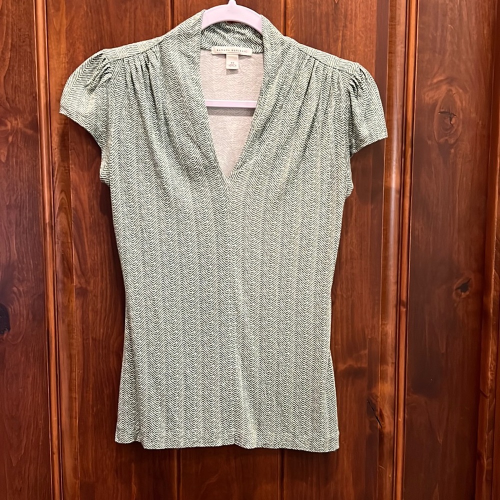 Banana Republic XS Short-sleeved, V-neck Shirt